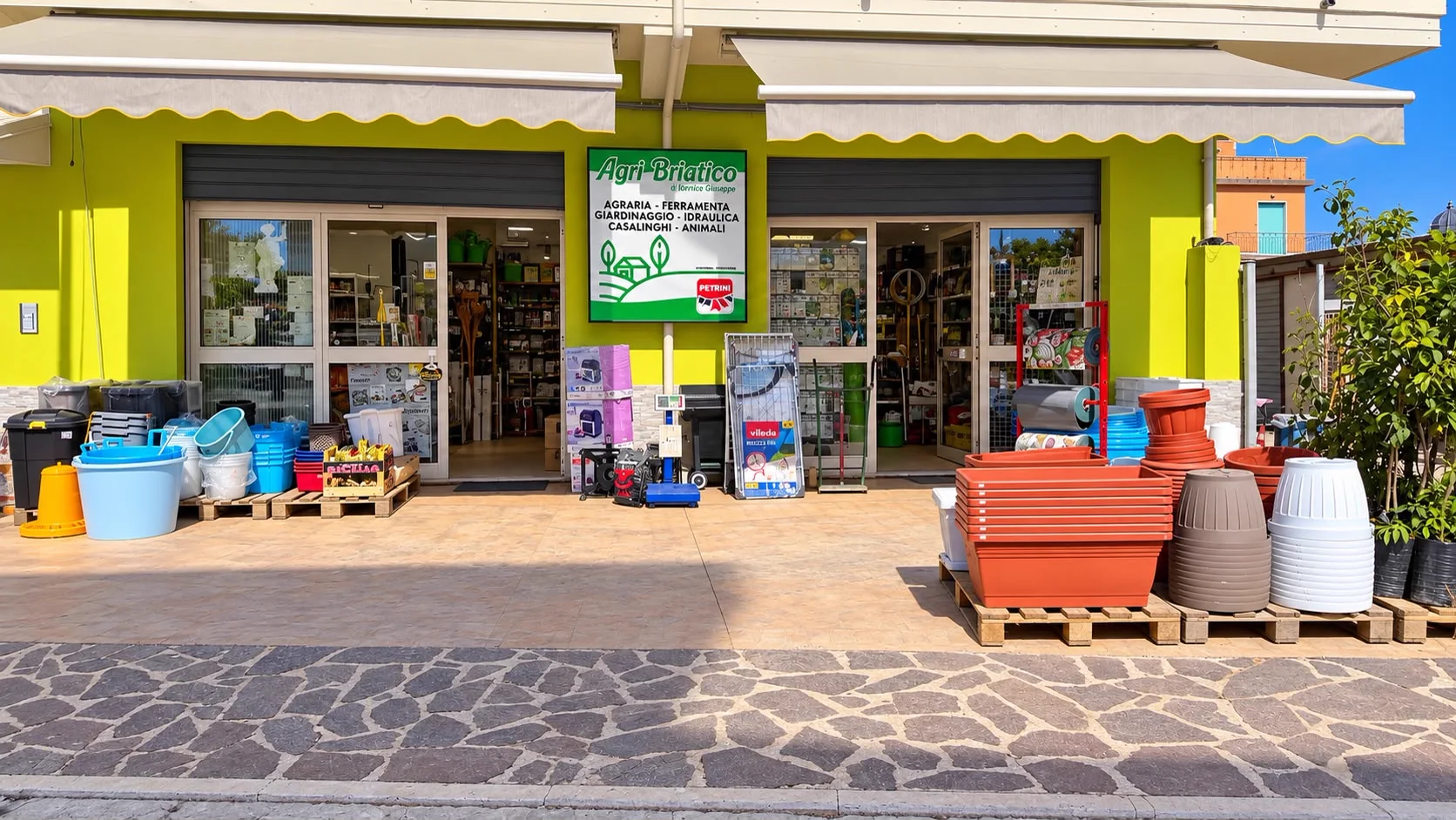 Il negozio Agri Briatico in Via Gabriele D'Annunzio 17, Briatico
