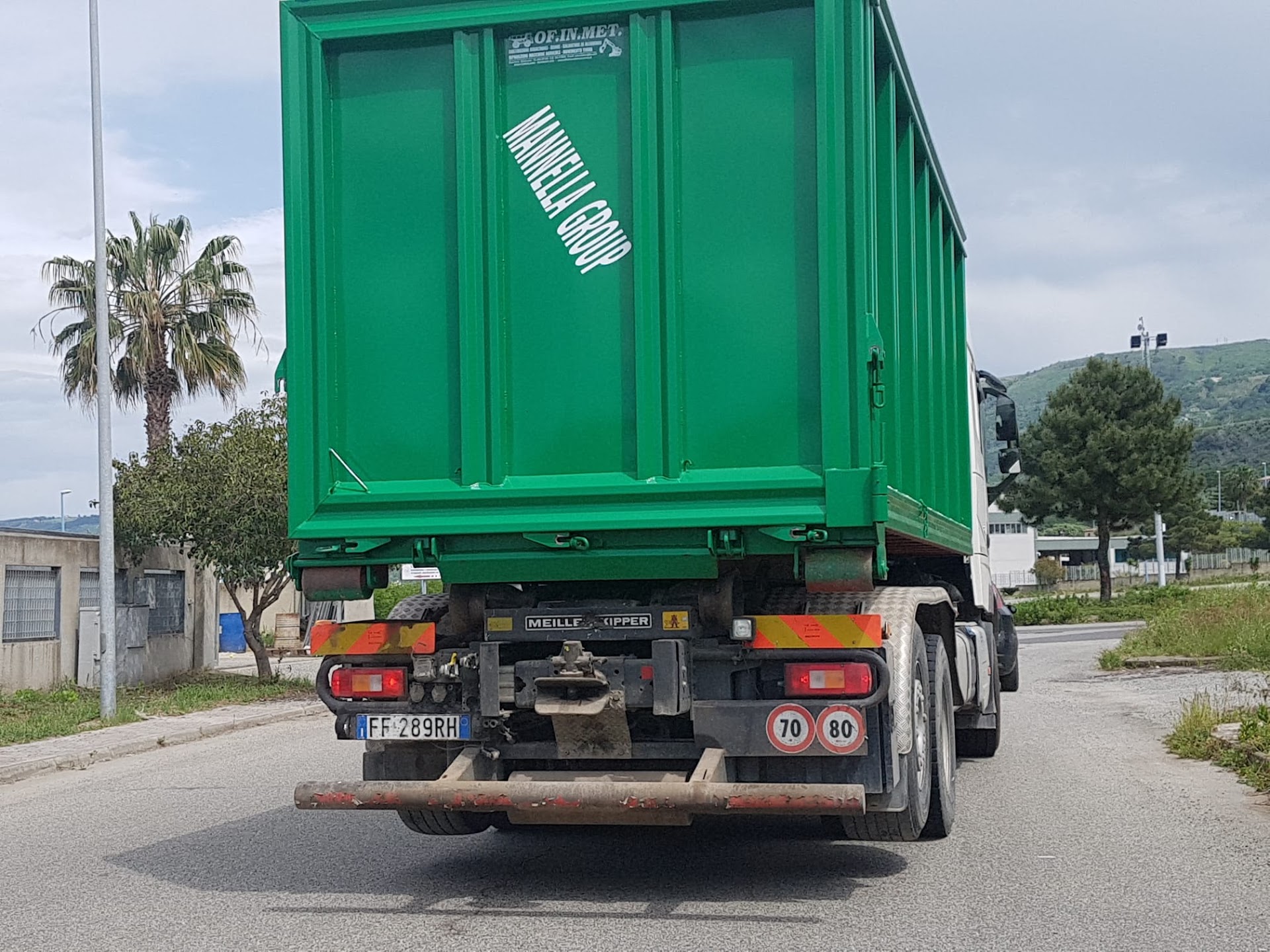 Camion scarrabile Mannella Group per il conferimento dei rifiuti